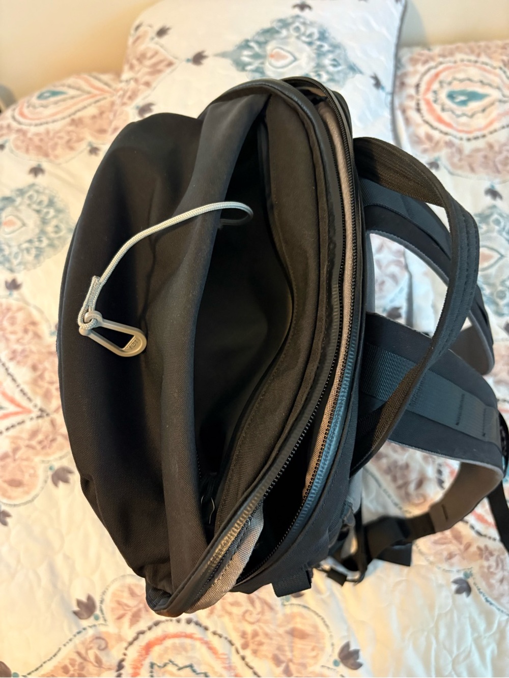 Yeti Crossroads 22L commuter style Backpack - Picture 3 of 8